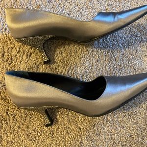 Like New. Anne Klein Collection silver satin sequined heel evening shoes